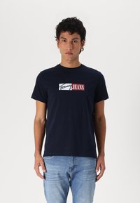 Tommy Jeans - SLIM ENTRY GRAPHIC TEE - Print T-shirt - dark night navy Thumbnail Image 1