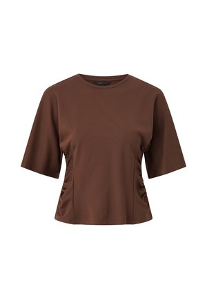 Bruin kortermig topje met een ronde hals, zijscheurdetail en een cropped, licht aangesloten silhouet.