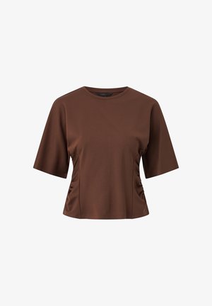 Bruin kortermig topje met een ronde hals, zijscheurdetail en een cropped, licht aangesloten silhouet.
