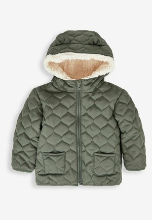 Giacca puffer trapuntata verde oliva con fodera morbida color beige, chiusura con zip sul davanti e due tasche a patta. Presenta un cappuccio con orecchie di orso e una texture morbida.