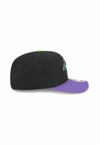 Schwarze Kappe mit einem lila Schirm, seitlich mit einem grünen gestickten Logo und einem grünen Knopf oben versehen. Strukturiertes Design.