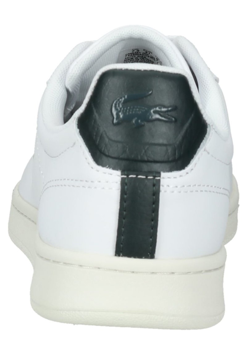 Białe sneakersy z teksturowanym zielonym skórzanym uchwytem na pięcie z logo. Gładka cholewka i kremowa gumowa podeszwa. Minimalistyczny design.