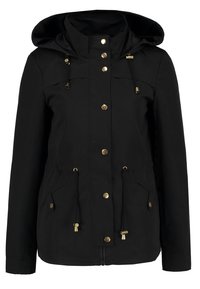 Veste noire à capuche avec boutons-pression sur le devant, cordons à la capuche et à la taille, et poches à rabat avec fermetures à boutons.