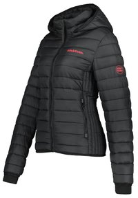 Sort polstret jakke med hætte, der har vandrette syninger, sidelommer og røde logoaccenter på brystet og ærmet.