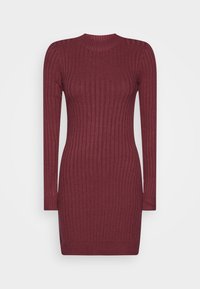 Stickad klänning i burgundy med långa ärmar, ribbad textur, åtsittande silhuett och rundad halsringning. Slät tyg med stretch för komfort.