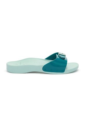 Lyseblå slide-sandal med justerbar strop i mørk teal og spænde, flad sål og tekstureret fodseng.