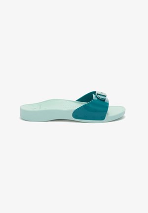 Lyseblå slide-sandal med justerbar strop i mørk teal og spænde, flad sål og tekstureret fodseng.