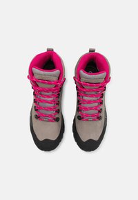 Graue Wanderschuhe mit schwarzen Sohlen und rosa Schnürsenkeln. Sie verfügen über ein Obermaterial aus Wildleder und Mesh, einen gepolsterten Kragen und strukturierte Gummisohlen für besseren Grip.