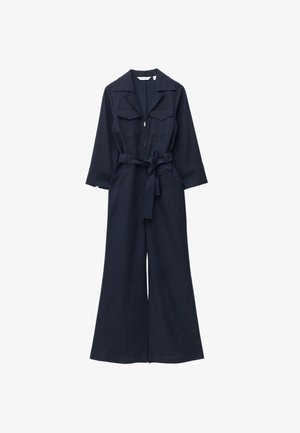 Combinaison bleu marine foncé avec jambes larges et longues, manches longues, fermeture éclair sur le devant, poches à rabat sur la poitrine, col, et ceinture en tissu assortie nouée à la taille.