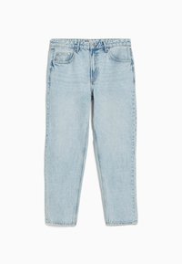Jeans de tiro alto en azul claro, rectos, con botón frontal, cremallera, pasadores para cinturón y cinco bolsillos, sobre un fondo blanco.