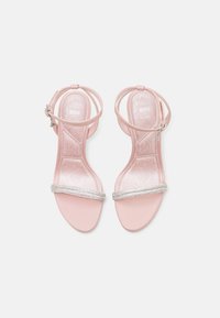 Lyserøde satin sandaler med en rhinsten-udsmykket rem, justerbar ankelrem og polstret indersål med et dekorativt mønster.