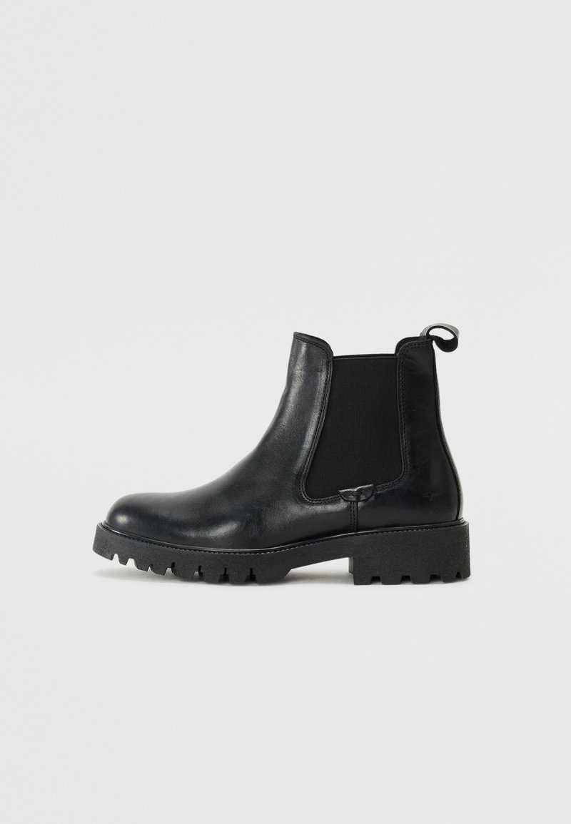 Botas Chelsea de cuero negro con paneles laterales elásticos, una lengüeta en la parte posterior y una suela de goma texturizada y gruesa. Acabado liso con un diseño duradero.