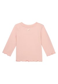 Lichtroze langmouwshirt van zacht katoen, met een ronde halslijn en golvende randen bij de mouwen en de onderrand.