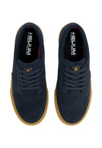 Zapatillas de ante azul oscuro con suela de goma, cordones planos y diseño minimalista. Marca visible en la plantilla y en el parche lateral.