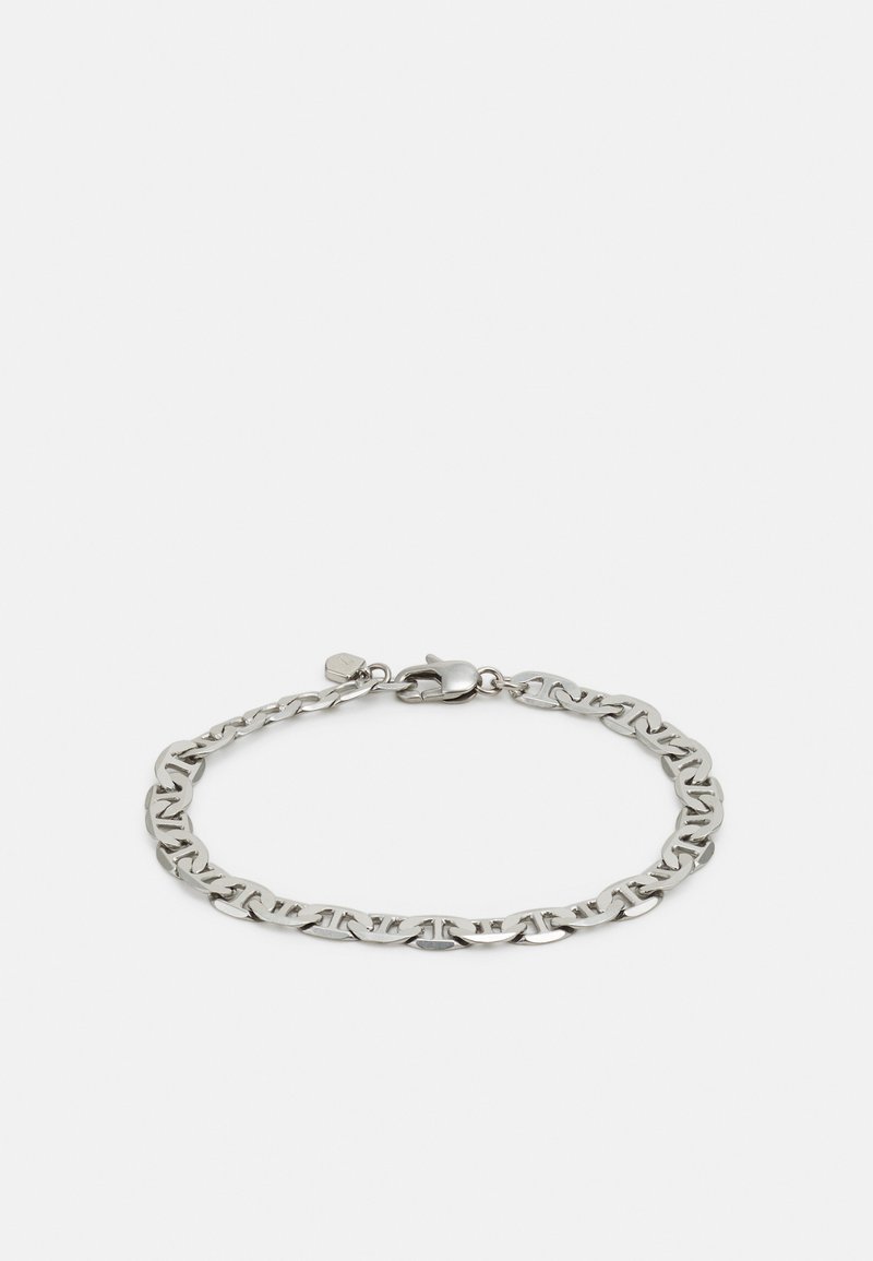 Zilveren kettingarmband met in elkaar vergrendelde schakels, gepolijste afwerking en een veilige karabijnsluiting. Eenvoudig en modern ontwerp.