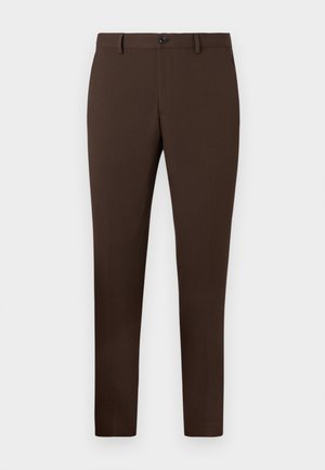 Smeđe slim-fit hlače s remenom, s prednjim dugmetom i zatvaračem na jednostavnoj bijeloj pozadini.