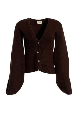 Cardigan en maille marron foncé avec manches longues larges, trois boutons sur le devant, deux poches et col en V.