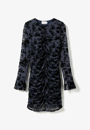 Navyblaues Kleid mit gerafftem Stoff, langen Glockenärmel und schwarzen Blumenmustern. Aus einem texturierten, transparenten Material gefertigt.