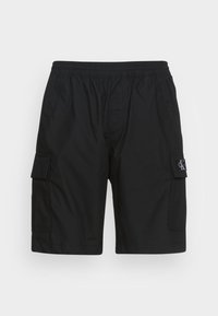 Černé cargo šortky vyrobené z lehkého materiálu, s elastickým pasem, dvěma bočními kapsami a logem na levé noze.