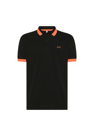 Polo shirt nera in cotone con colletto e bordi delle maniche arancioni, con un piccolo logo sul petto e una vestibilità classica.