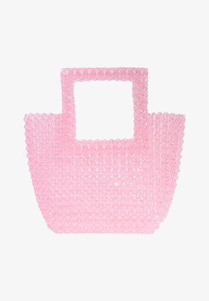 Petit sac à main rose en perles translucides avec des poignées carrées et un fond arrondi sur fond blanc.