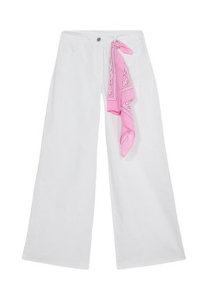 Pantalones anchos blancos con bolsillos delanteros y una bufanda de estampado rosa atada al lazo del cinturón en el lado derecho.