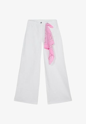 Pantalones anchos blancos con bolsillos delanteros y una bufanda de estampado rosa atada al lazo del cinturón en el lado derecho.