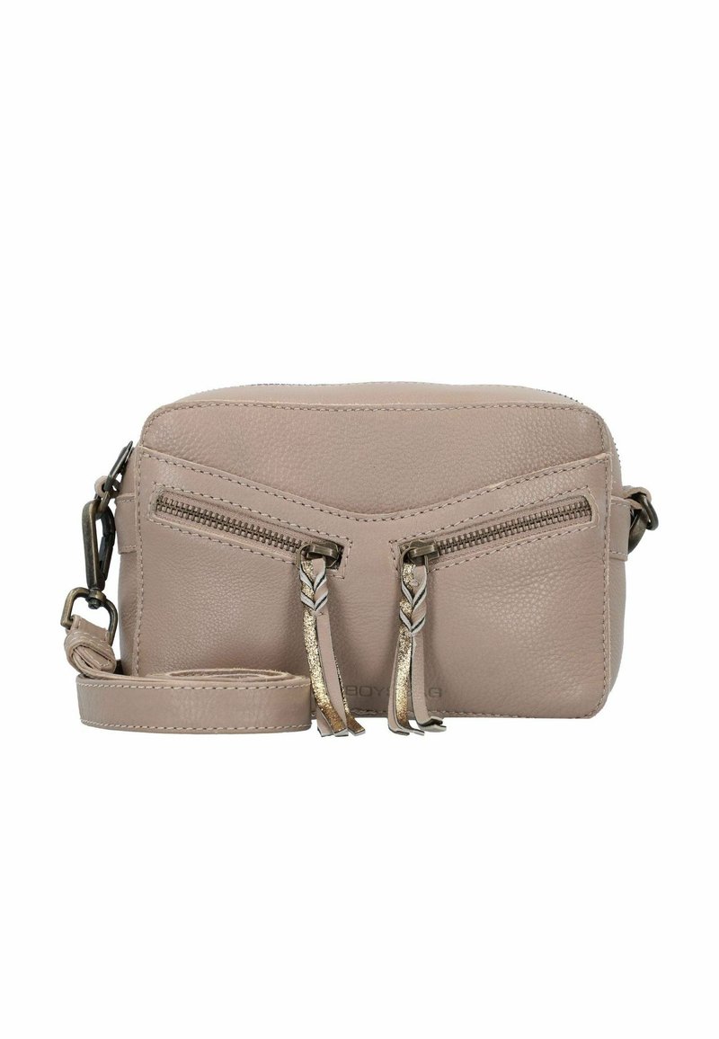 Borsa a tracolla in pelle grigia chiara con due tasche anteriori con zip, dettagli decorativi in treccia e tracolla regolabile. Superficie texturizzata.