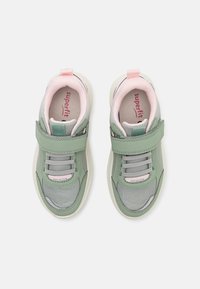 Grüne und graue Sneaker aus Mesh und Leder. Verfügt über einen Klettverschluss, pinke Akzente, reflektierende Details und einen gepolsterten Schaft.