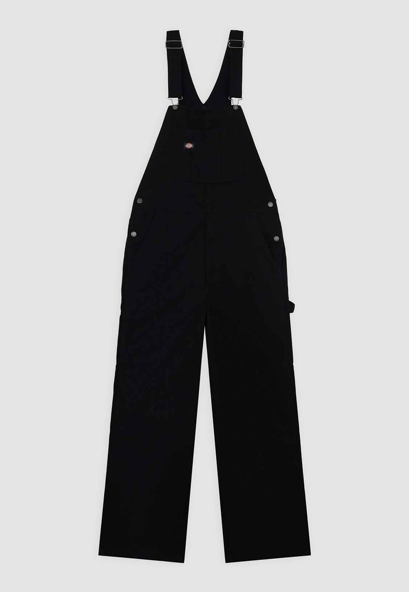Sort overall med brede ben, justerbare stropper, en frontlomme og metalhardware. Fremstillet af slidstærkt stof med en glat overflade.