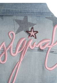 Kurtka dżinsowa w jasnoniebieskim odcieniu, z różowym haftowanym napisem i cekinową gwiazdą na górnej części pleców.