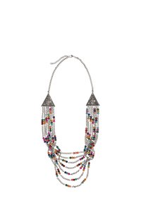 Flermatchet halskæde med farverige perleaccentuer og kæde i sølvtoner. Trekantet metal detalje i hver ende, som skaber en lagdelt effekt.