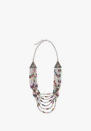 Wielowarstwowy naszyjnik z kolorowymi koralikami i łańcuszkiem w kolorze srebra. Trójkątne metalowe detale na każdym końcu, tworzące efekt warstw.