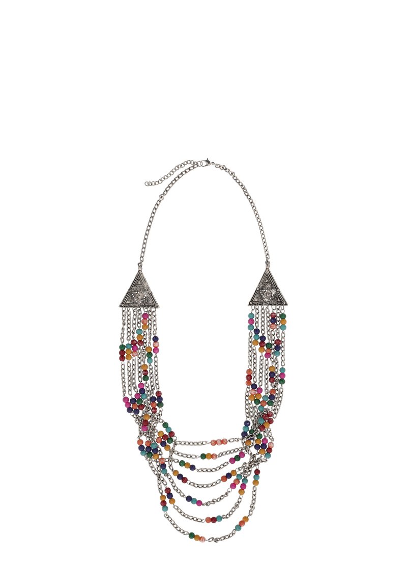 Flermatchet halskæde med farverige perleaccentuer og kæde i sølvtoner. Trekantet metal detalje i hver ende, som skaber en lagdelt effekt.
