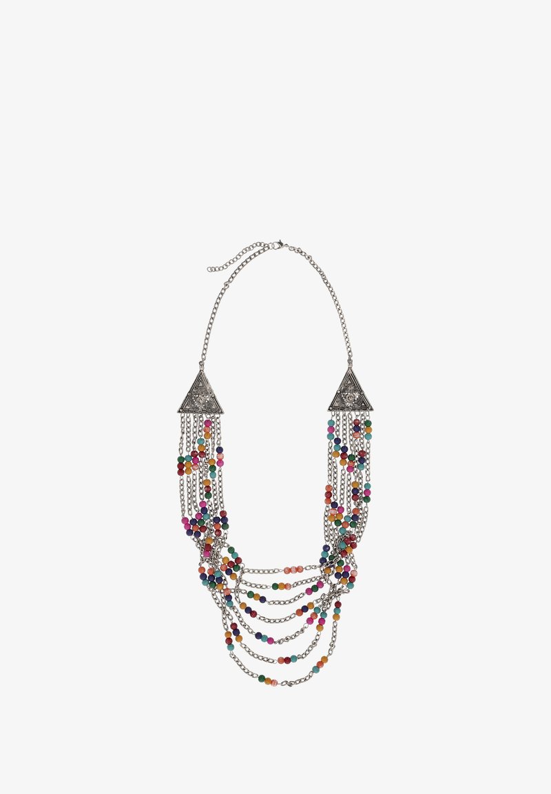Colier cu mai multe fire, ornamentat cu accente de mărgele colorate și lanț din metal de ton argintiu. Detaliu metalic triangular la fiecare capăt, creând un efect de suprapunere.
