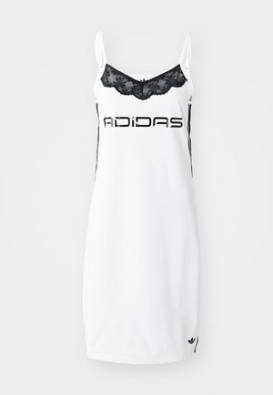 Weißes Sportkleid mit schwarzem Spitzenbesatz, versehen mit dem "ADIDAS"-Logo in auffälligem Druck und kontrastierenden schwarzen Streifen an den Seiten.
