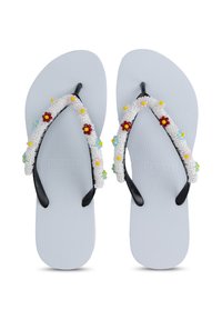 Des tongs en caoutchouc bleu avec des straps noirs, présentant un motif floral blanc perlé avec des accents rouges et jaunes sur les straps.