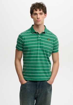 Grünes Polohemd mit weißen horizontalen Streifen, ausgestattet mit einem gerippten Kragen und einem kleinen Logo auf der Brust. Lässige Passform mit kurzen Ärmeln.