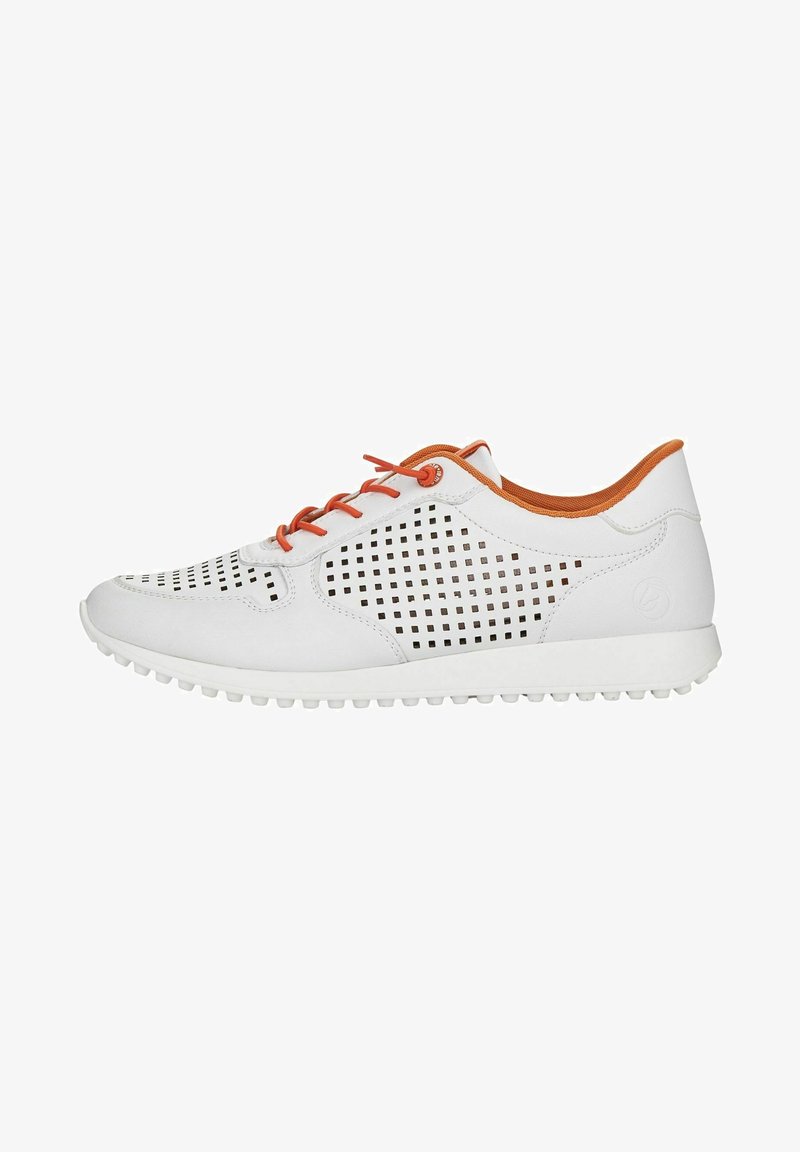 Baskets blanches perforées avec un accent orange sur les lacets et l'intérieur. Bout arrondi et semelle texturée avec de petits picots pour l'adhérence.