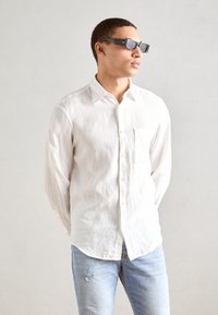 Marc O'Polo - KENT COLLAR LONG SLEEVES ONE RECTANGULAR CHEST POCKET - Skjorte - white Miniatyrbilde 1