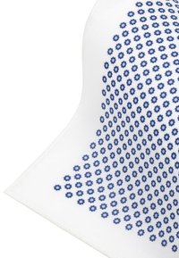 Biały materiał z powtarzającym się niebieskim kwiatowym wzorem, ułożony w stylu gradientu. Gładka tekstura, głównie linijny wzór.