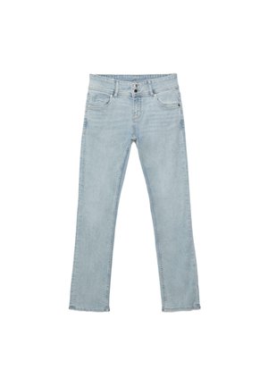 Jasnoniebieskie jeansy z denimu o dopasowanym kroju, zapinane na guzik i suwak, z kieszeniami z przodu i z tyłu, ułożone płasko na białym tle.