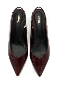 Tacones slingback de charol burdeos con punta afilada y plantilla acolchada negra, que presentan un diseño minimalista y lados recortados.