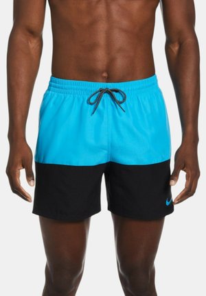 Costumi da bagno da uomo con una parte superiore blu chiaro e una parte inferiore nera. Presentano una vita elastica e un cordoncino, con un piccolo logo decorativo.