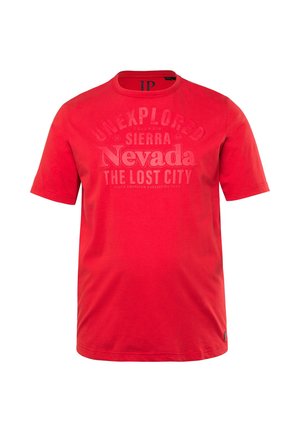 Rotes Baumwoll-T-Shirt mit Rundhalsausschnitt und kurzen Ärmeln. Der Frontdruck beinhaltet den Schriftzug "UNEXPLORER" und "SIERRA NEVADA" in unterschiedlichen Schriftgrößen.