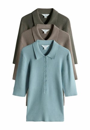 Drei Poloshirts aus geripptem Strick in Hellblau, Braun und Dunkelbraun; mit Kragen und Knopfverschluss sowie dreiviertellangen Ärmeln.