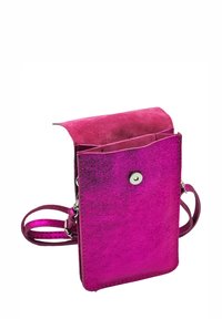 Sac bandoulière en cuir fuchsia avec une finition brillante, une fermeture à rabat et un bouton-pression argenté. Comprend une fine sangle réglable et des poches intérieures.