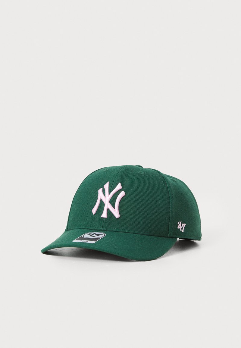 Grønn baseballcaps i stoff, med en stor rosa brodert logo foran og en liten logo på siden. Buet skjerm.
