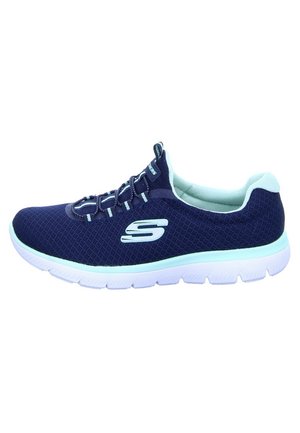 Baskets de sport Skechers en maille bleu marine avec des accents aqua clair, dotées d'une semelle blanche flexible et d'un système de laçage élastique.