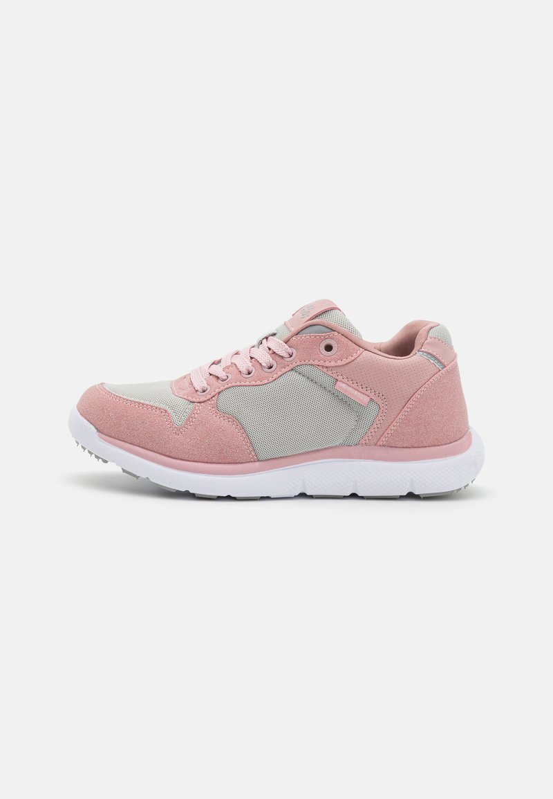 Baskets de sport roses avec des panneaux en mesh et en suede, une semelle rembourrée et des lacets plats. Présente une surface texturée et un bloc de couleur distinct.